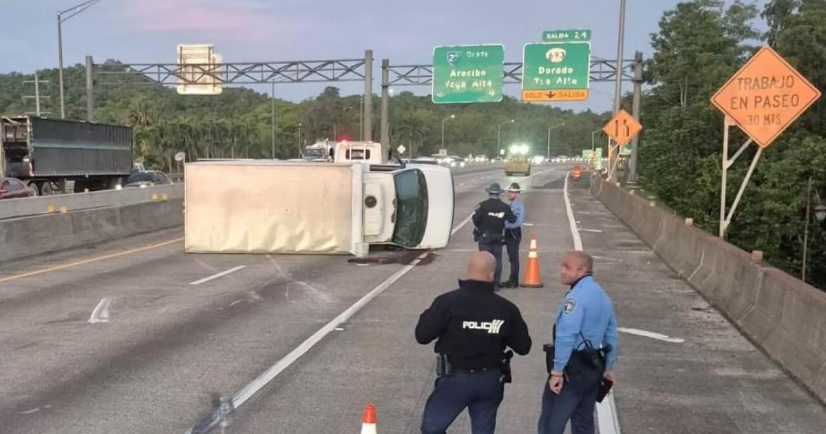 Reportan camión volcado en el expreso PR-22 en dirección de Dorado hacia Arecibo