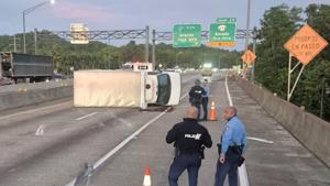 Imagen del artículo de El Vocero: Reportan camión volcado en el expreso PR-22 en dirección de Dorado hacia Arecibo