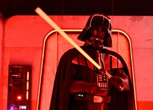 Imagen de la cobertura de: Subastan el “lightsaber” de Darth Vader usado en “I am your father”