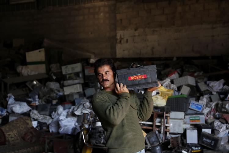 Las baterías viejas en Gaza amenazan la salud y el entorno 61c2f45cb1d70.image