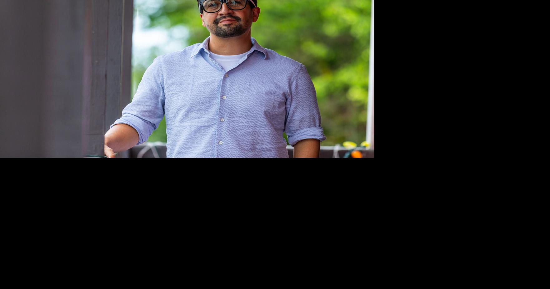 El artista puertorriqueño es reconocido por su contribución a Disney y su legado en el teatro y la música.