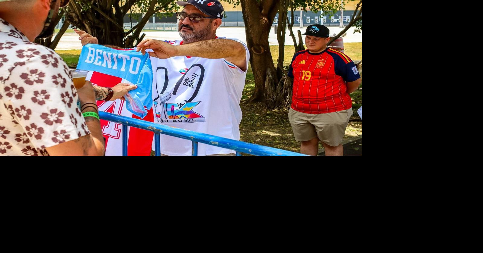 Vendedores ambulantes aprovechan conciertos de Bad Bunny para generar ingresos extra