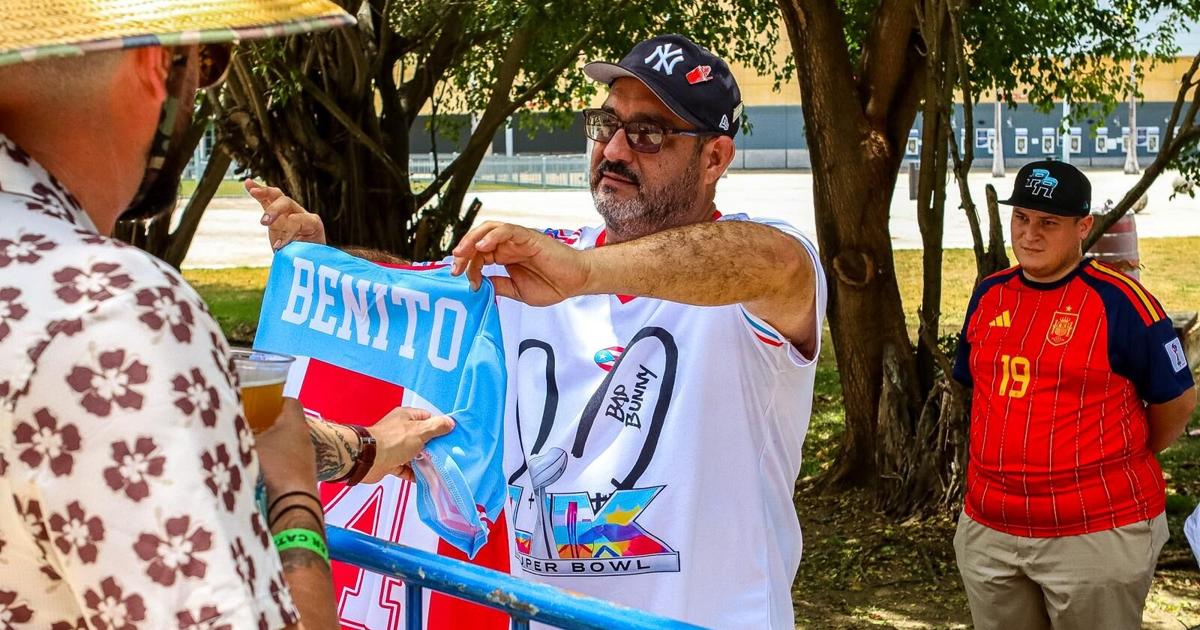 Vendedores ambulantes aprovechan conciertos de Bad Bunny para generar ingresos extra