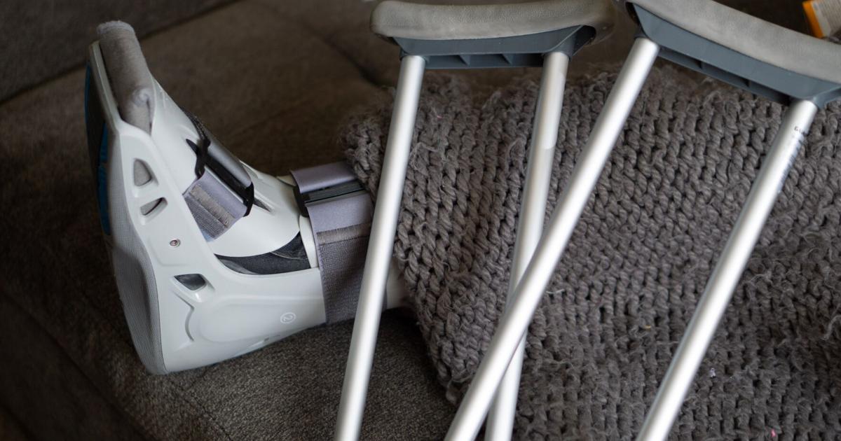 Menor de 15 años sufre fractura en una pierna tras caer de una minimotora en Lajas