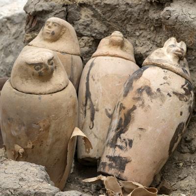 Abren tumbas y descubren momias de miles de años en Egipto