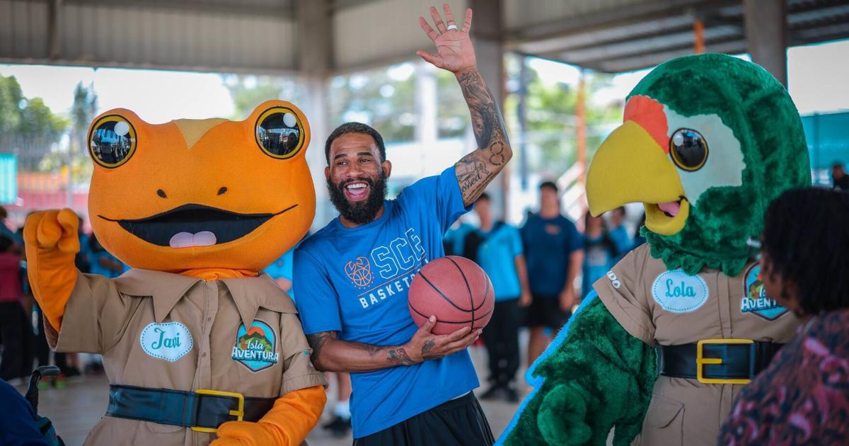 Turismo auspicia clínica de baloncesto para niños junto a los Cangrejeros de Santurce
