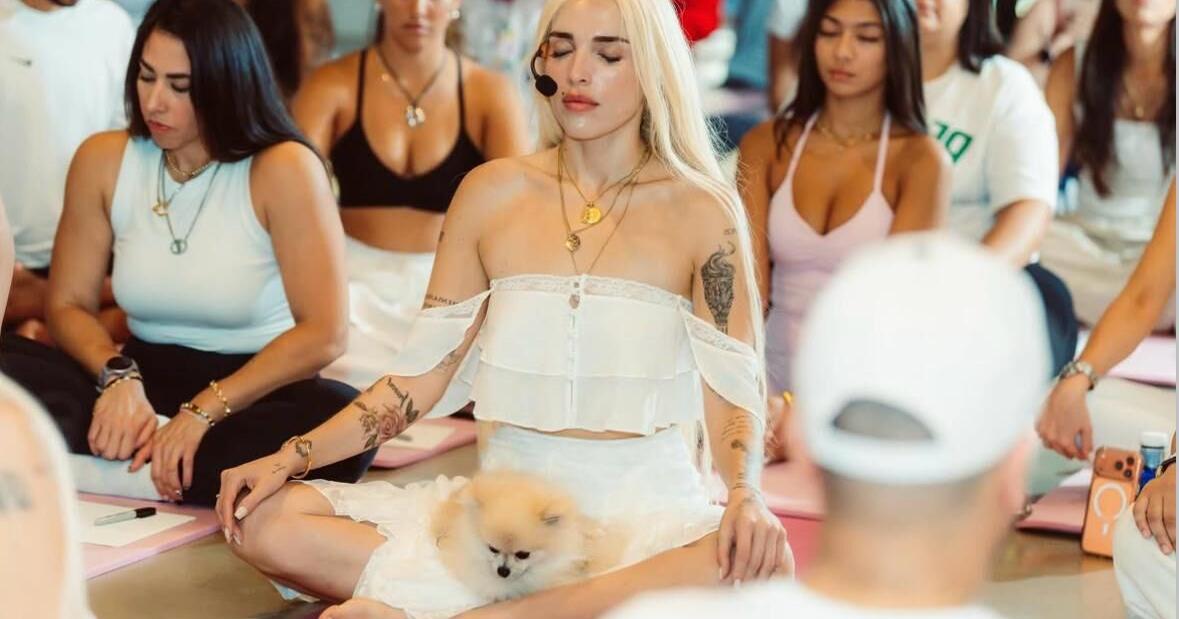 Elena Rose celebra círculo de meditación íntimo con fanáticos en Santurce tras su concierto