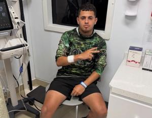 Imagen del artículo de El Vocero: VIDEO: Caimán muerde a “Gongo” durante una captura y termina en el hospital