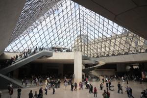Arrestan a sospechosos por robo de joyas del Museo del Louvre de París