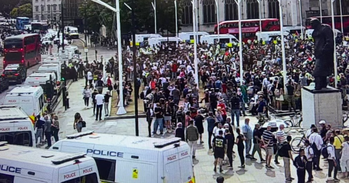 La manifestación cuestiona la designación del grupo como organización terrorista