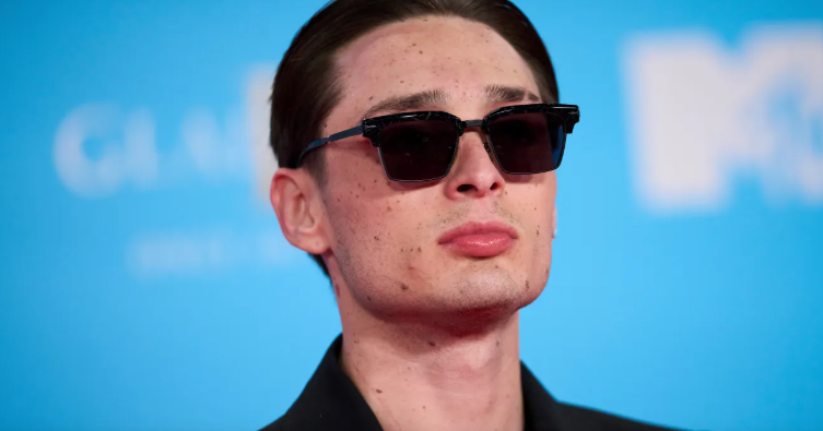 Seguidores del artista mexicano han señalado un cambio en su comportamiento.