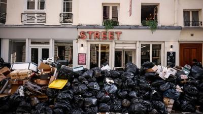 La basura se convierte en un símbolo de protesta en París