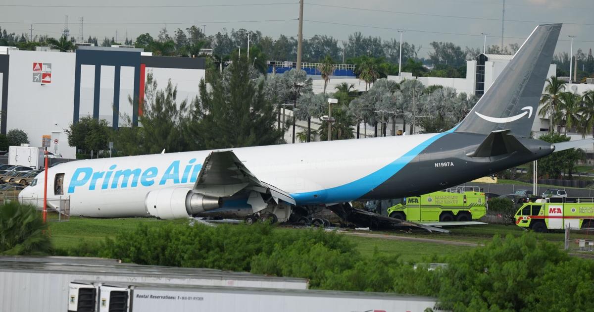 Investigan si avión de carga de Amazon aterrizó demasiado tarde antes de accidentarse en aeropuerto de Miami