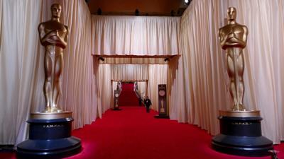 Laverne Cox brilla en la alfombra roja de los Oscars