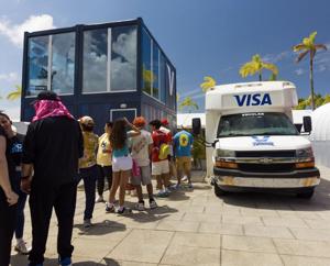 Imagen de la cobertura de: Visa reporta alza de transacciones en el cierre de la gira de Bad Bunny en Puerto Rico