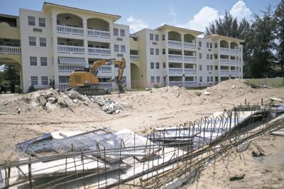 Se resisten a cumplir orden de demolición en el condominio Sol y Playa de Rincón