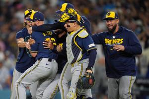 Milwaukee barre a los Dodgers y regresa a la Serie Mundial tras 44 años