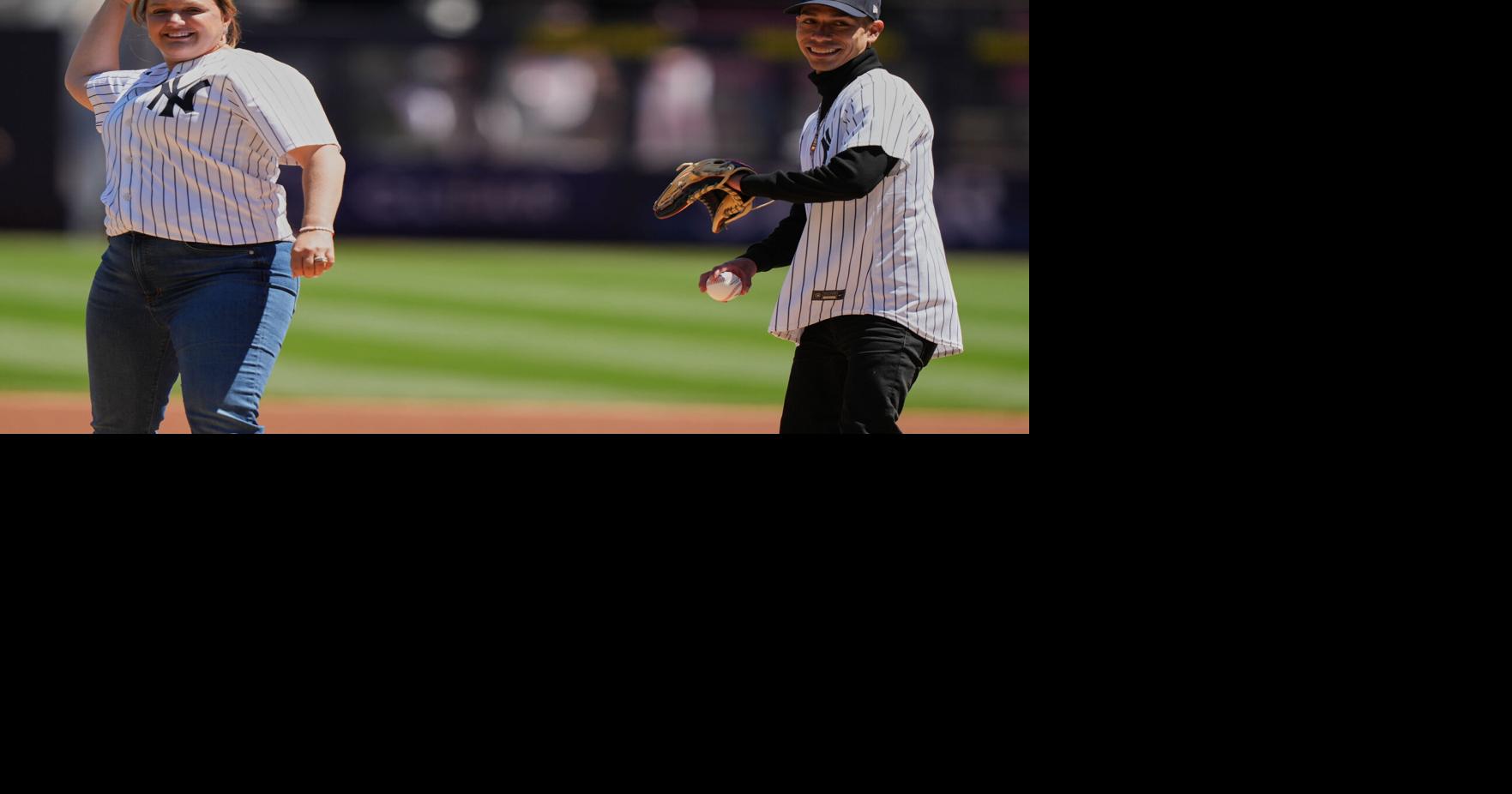 José Luis Ortiz realiza lanzamiento de honor en el Yankee Stadium