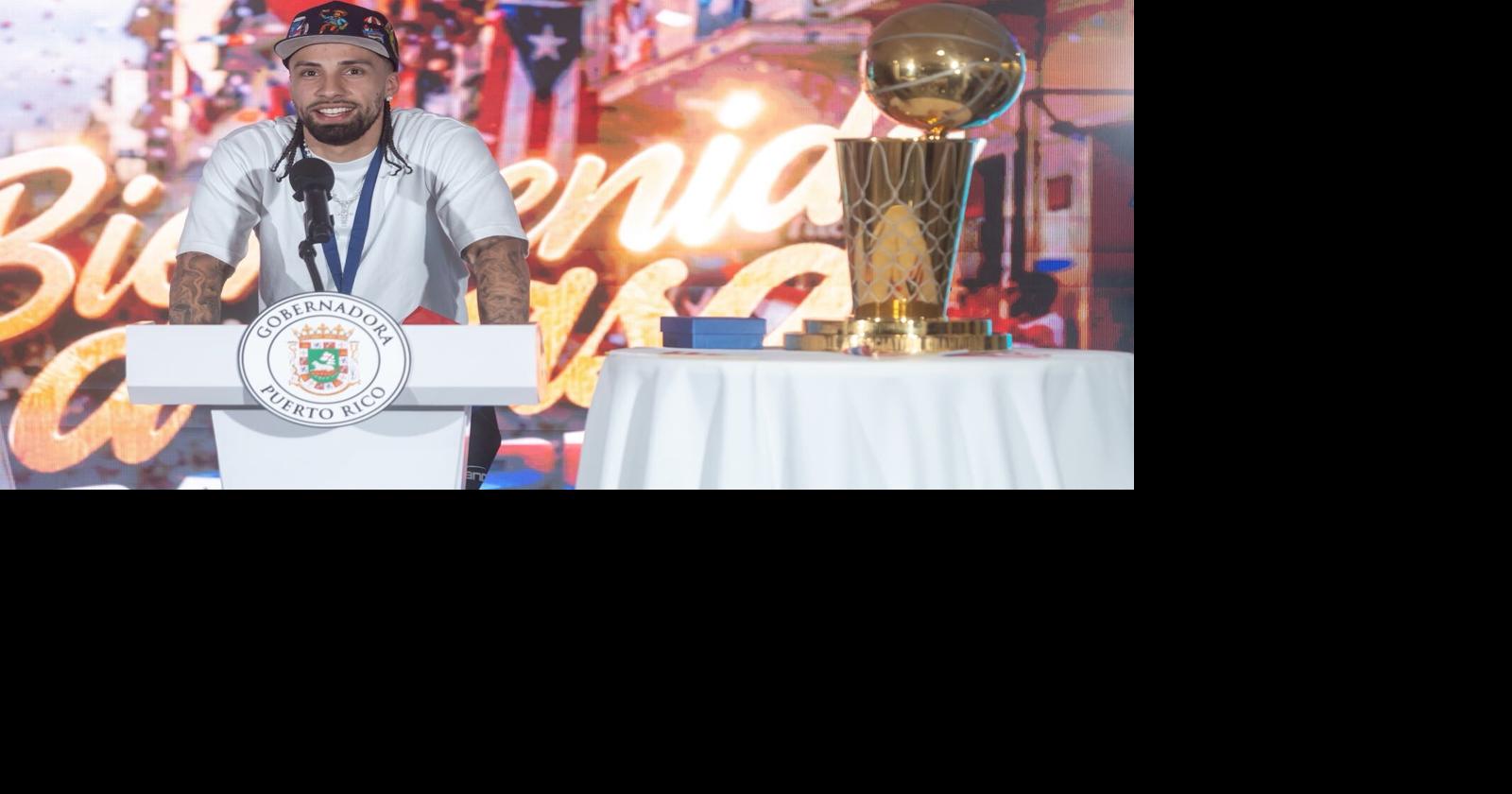 ¡Llegó el campeón! José Alvarado es recibido en suelo boricua con el trofeo Larry O’Brien