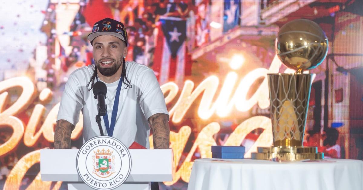 ¡Llegó el campeón! José Alvarado es recibido en suelo boricua con el trofeo Larry O’Brien
