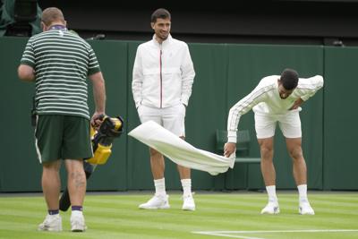 VÍDEOS: Novak Djokovic utiliza su toalla para secar la hierba de la Pista Central en Wimbledon