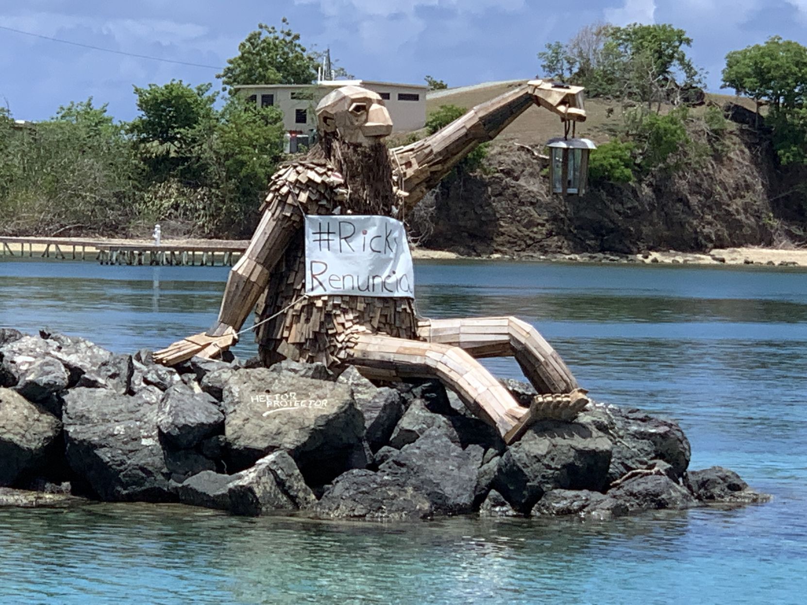 ESCULTURA-DE-HECTOR-EL-PROTECTOR-RECLAMA-LA-SALIDA-DE-ROSSELLO-NEVARES-EN-CULEBRA-INS-04-ZNR.jpg