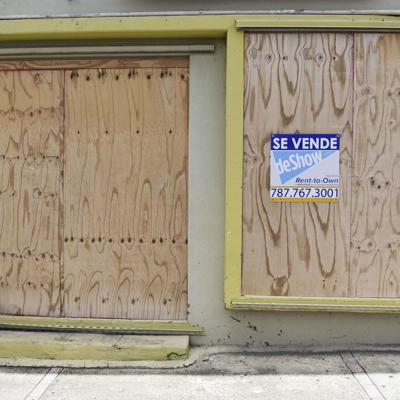 Desembolsan fondos para pequeños negocios afectados por huracanes