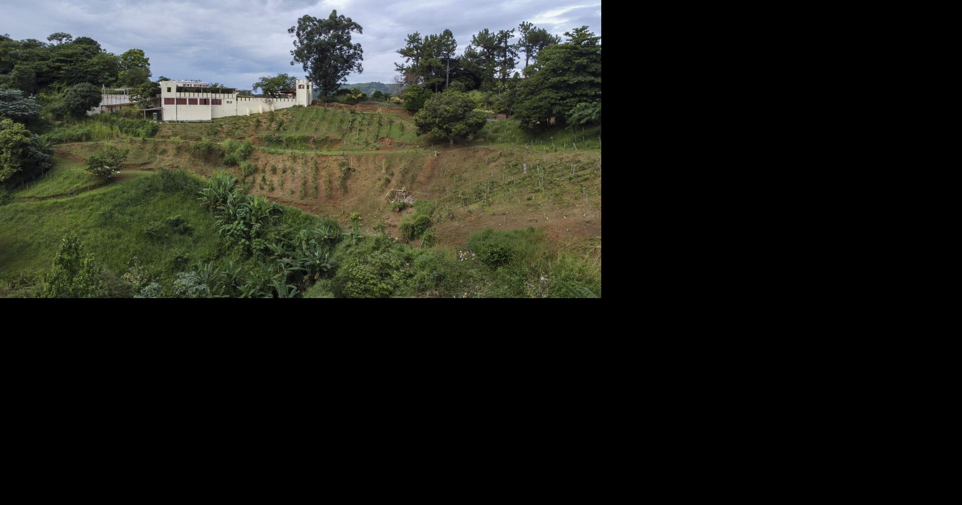 Muere hombre tras volcarse vehículo dentro de finca en Camuy