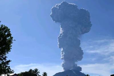 El volcán indonesio Ibu entra en erupción
