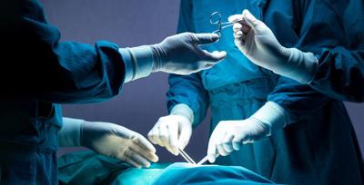 INSÓLITO: Despiden a cirujano que pidió a conserje que lo asistiera en una operación