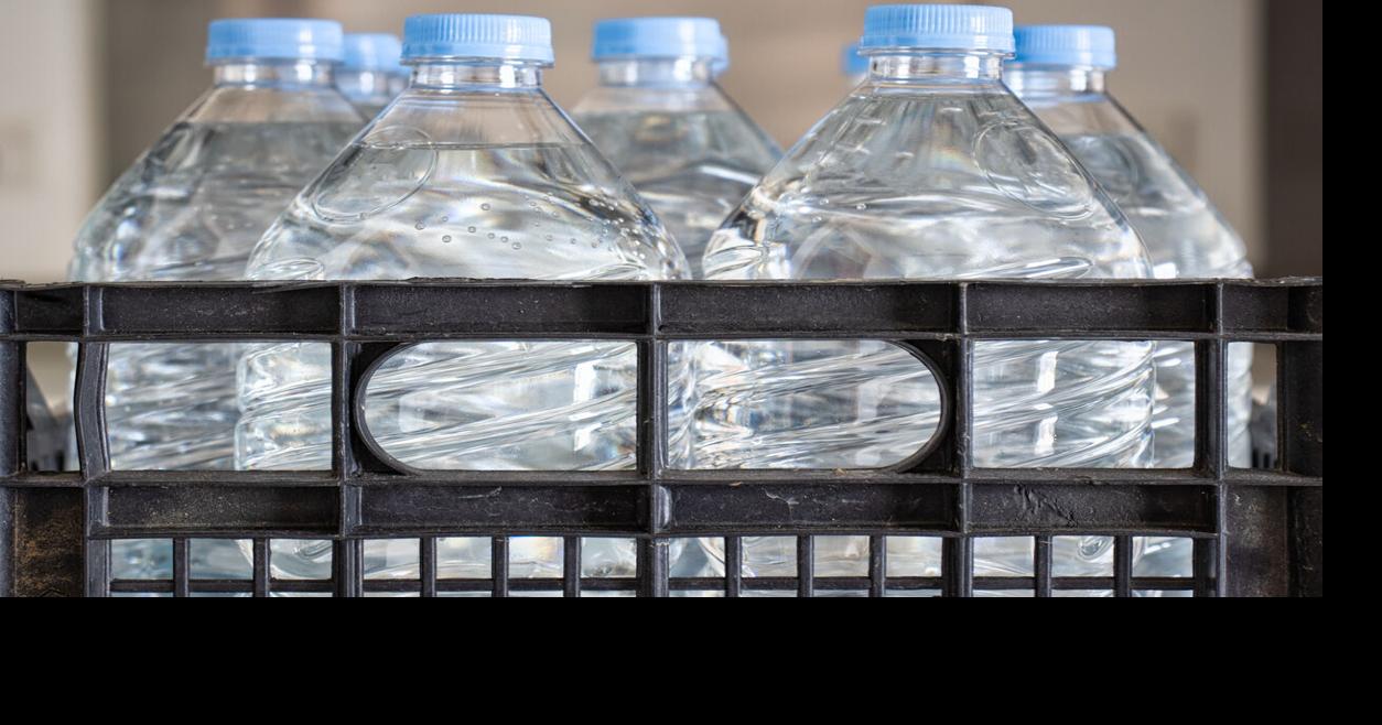 Ventas de agua embotellada aumentan entre 80% y 90% en supermercados de PR por crisis de racionamiento