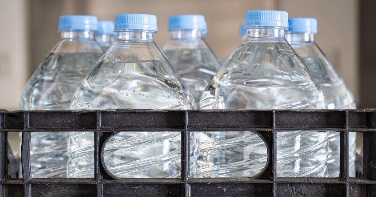 Ventas de agua embotellada aumentan entre 80% y 90% en supermercados de PR por crisis de racionamiento