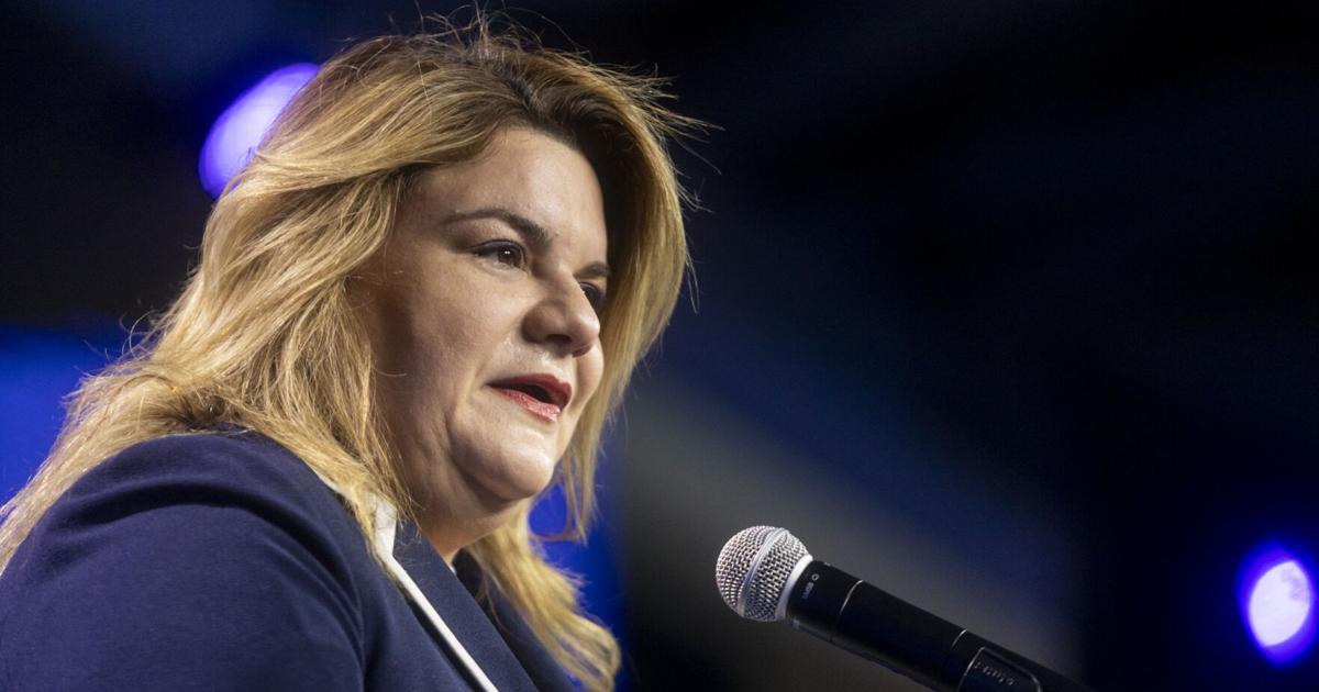 Gobernadora firma ley que protege a parejas consensuales en desahucios y veta medida de salud