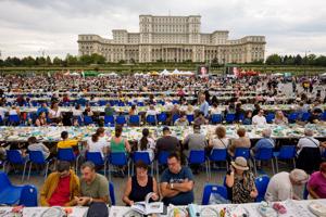 Imagen del artículo de El Vocero: Una mesa de cinco kilómetros reúne a miles en Rumania por la salud mental infantil