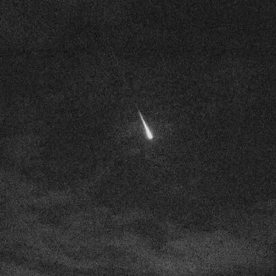 Vídeo: captan desde varias partes de la Isla meteoros Perseidas a pesar de la brillante Luna