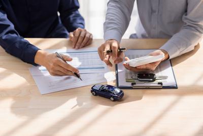 EXCLUSIVO: Concesionarios de autos deben devolver el dinero por el cobro ilegal de las tablillas y los marbetes