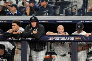 Imagen de la cobertura de: Hal Steinbrenner respalda a Aaron Boone y Brian Cashman tras otra eliminación de los Yankees