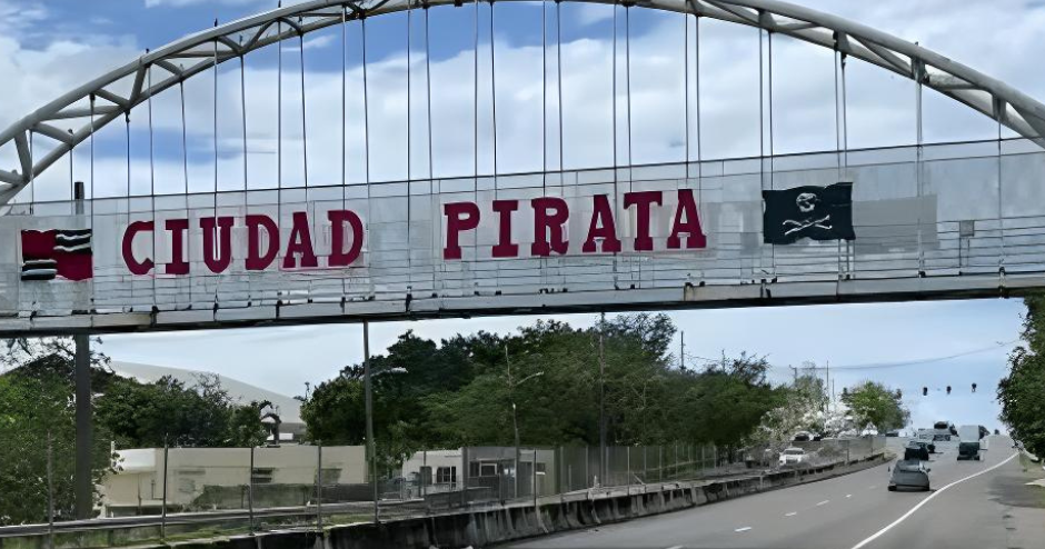 Comienzan remoción de puente peatonal sobre la PR-2 en Quebradillas