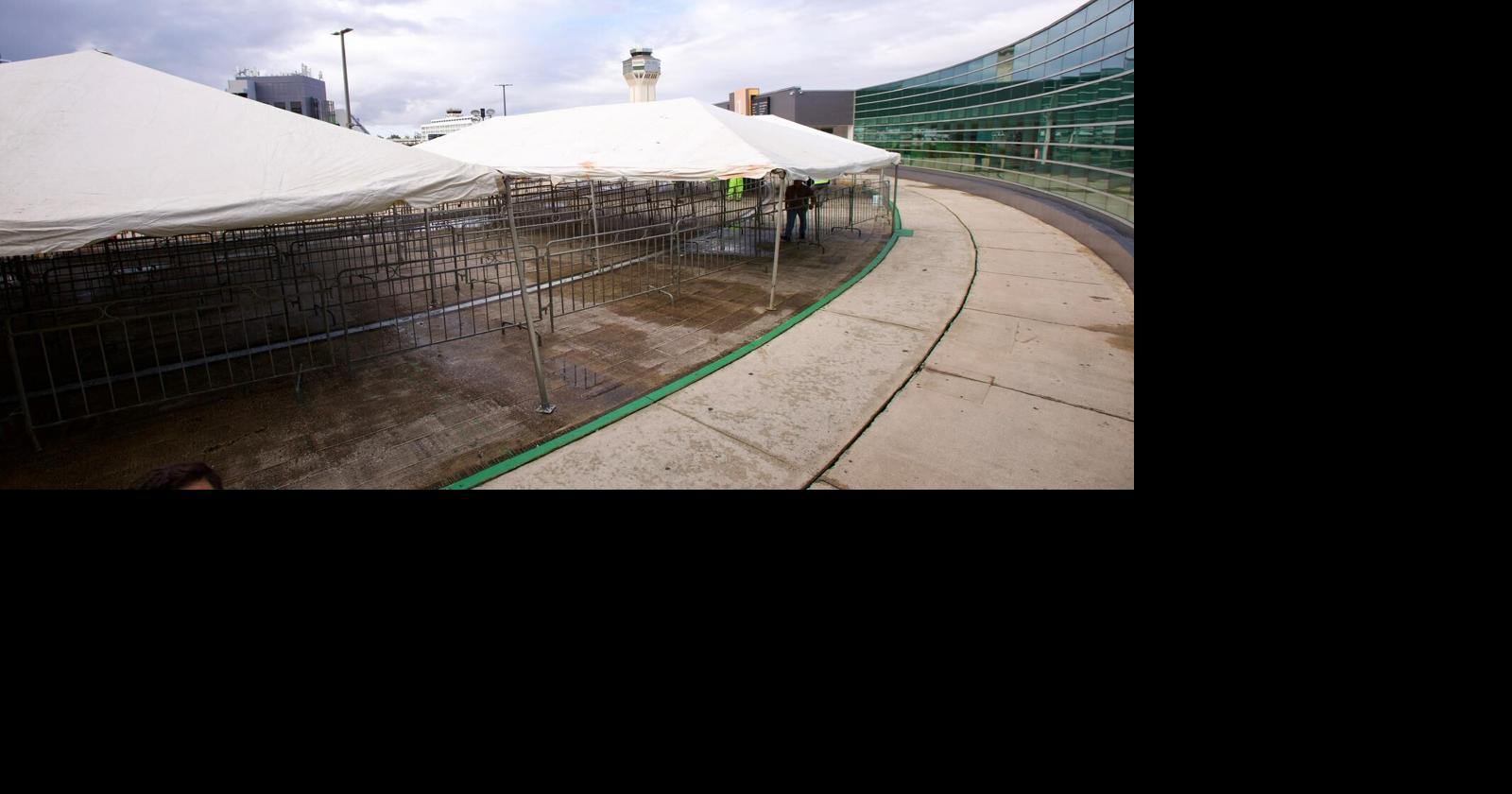 El operador del aeropuerto explica por qué se han instalado sobre 800 y 22,000 pies cuadrados de carpas en la terminal.