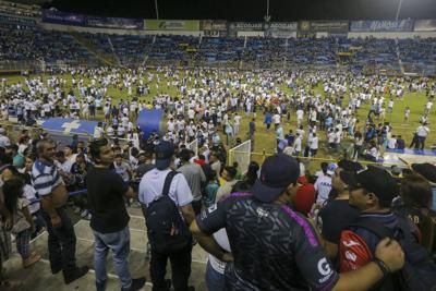 Detienen al presidente de equipo salvadoreño de fútbol por estampida que dejó 12 muertos
