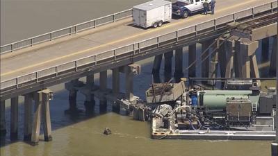 VIDEO: Barcaza choca contra puente y causa derrame de petróleo