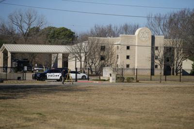 Identifican al sujeto que tomó cuatro rehenes en una sinagoga en Texas