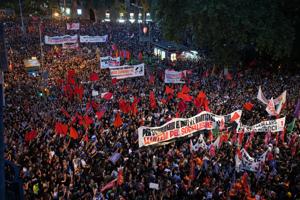 Imagen del artículo de El Vocero: España aprueba medidas urgentes de vivienda tras protesta que se tornó violenta en Barcelona