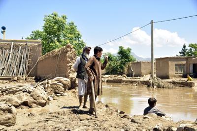 Tras inundaciones mortales, familias buscan a desaparecidos en Afganistán