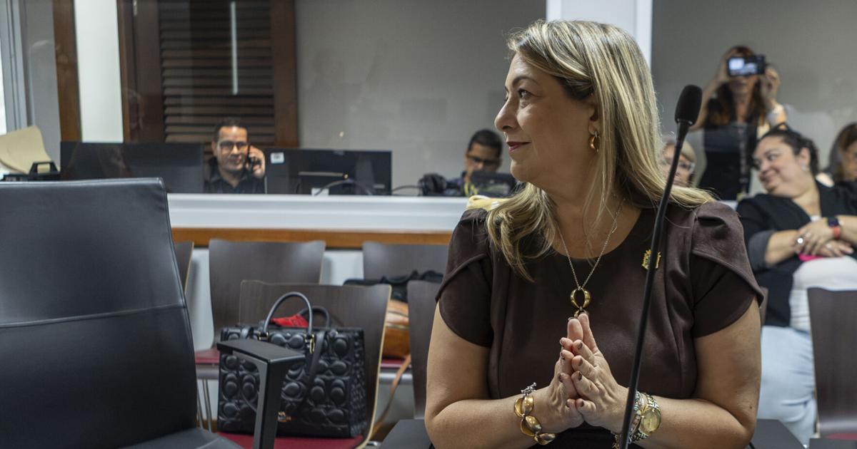 Senador investiga cuarto viaje de Roig Fuertes, ahora a México, por posible patrón de contratos