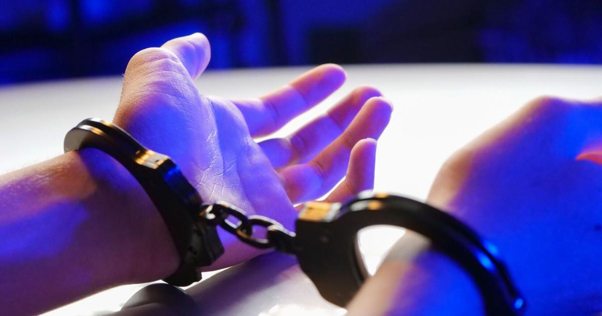 Arrestan a tres personas en allanamiento con drogas en residencial de San Juan