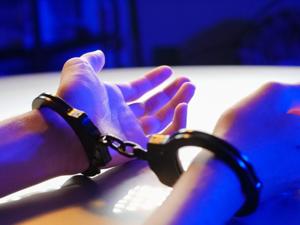 Imagen del artículo de El Vocero: Arrestan a tres personas durante allanamiento en residencial de San Juan