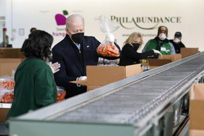 Joe Biden y la primera dama visitan un banco de alimentos en el día de Martin Luther King Jr