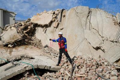 Docenas de personas siguen desaparecidas tras derrumbe de edificio en Sudáfrica