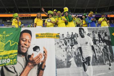 Aficionados del fútbol critican a astros brasileños por ausentarse al funeral de Pelé